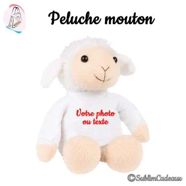 Peluche mouton blanche au museau et pattes crème, vêtue d'un tee-shirt blanc à personnaliser avec photo ou texte