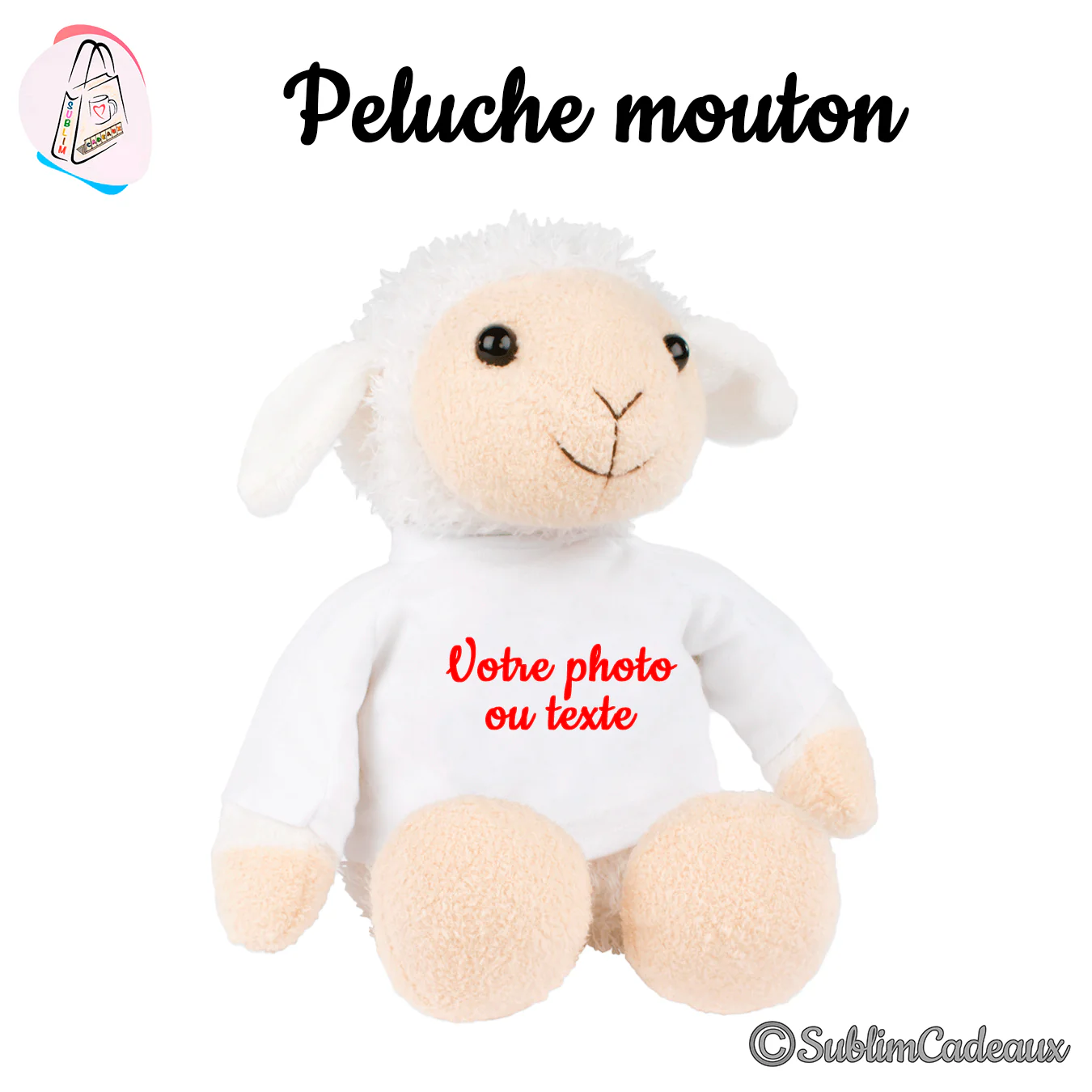 Peluche mouton blanche au museau et pattes crème, vêtue d'un tee-shirt blanc à personnaliser avec photo ou texte