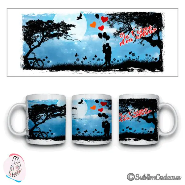 Mug imprimé d'une scène nocturne : couple enlacé sous un arbre, lune et ballons cœur, texte « Je t'aime mon amour »
