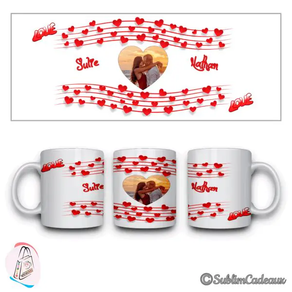 Mug imprimé de cœurs rouges en portée musicale, d'une photo de couple au coucher de soleil et des prénoms Julie et Nathan