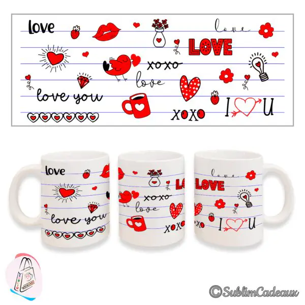 Doodles d'amour rouges et noirs sur fond de lignes bleues : cœurs, lèvres, fraises, oiseau et mots love, sur mug blanc