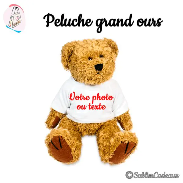Grand ours en peluche brun doré, vêtu d'un tee-shirt blanc à personnaliser avec photo ou texte