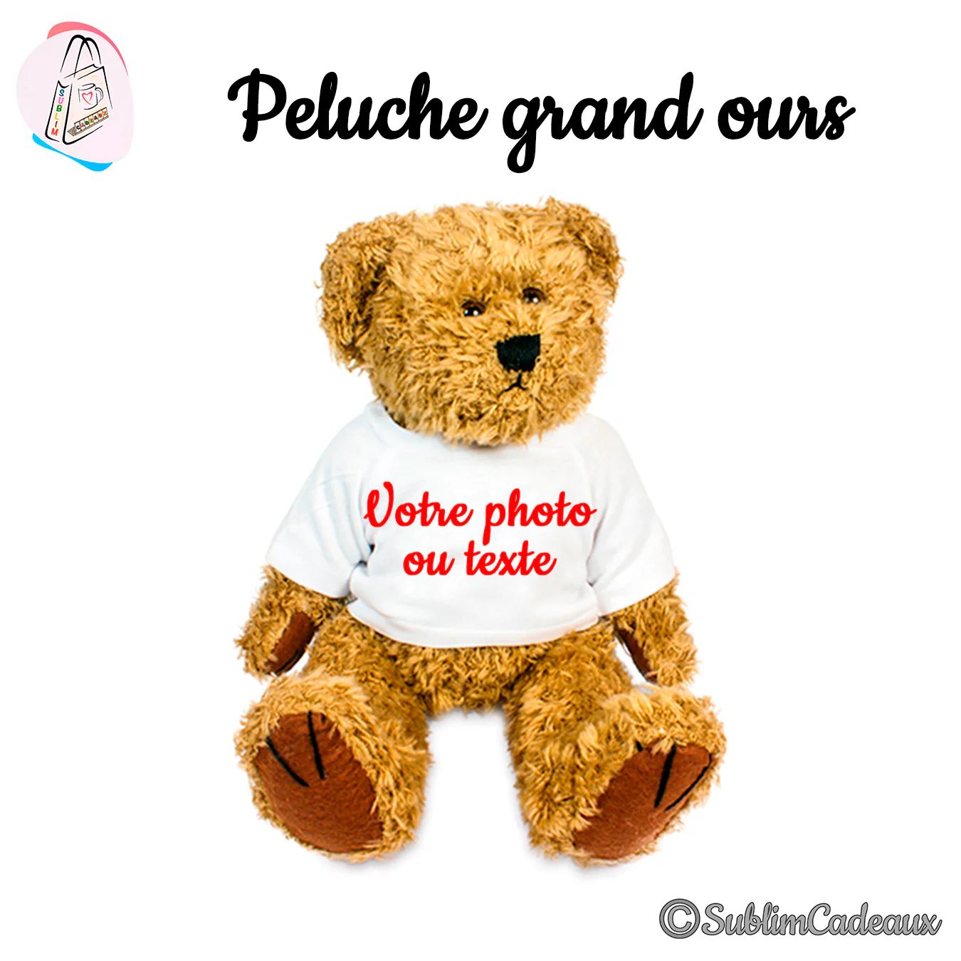Grand ours en peluche brun doré, vêtu d'un tee-shirt blanc à personnaliser avec photo ou texte
