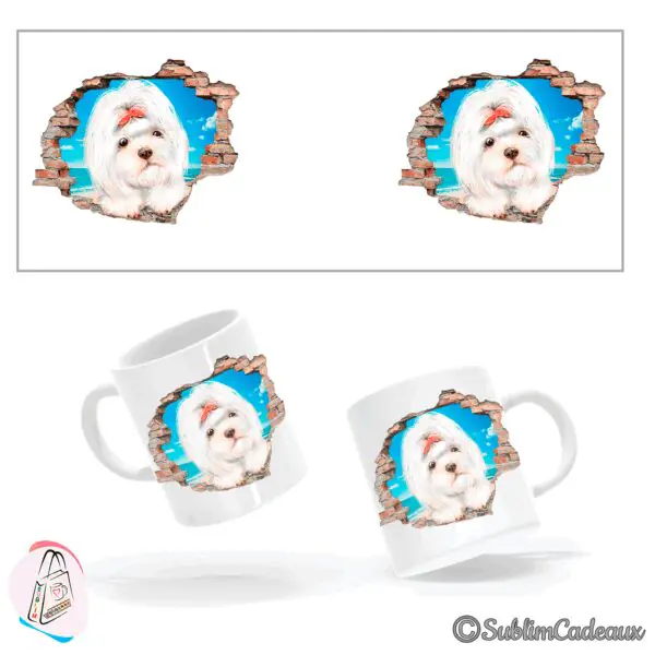Mug blanc, bichon maltais blanc au nœud orange imprimé, surgissant d'un mur de briques cassé sur fond de plage