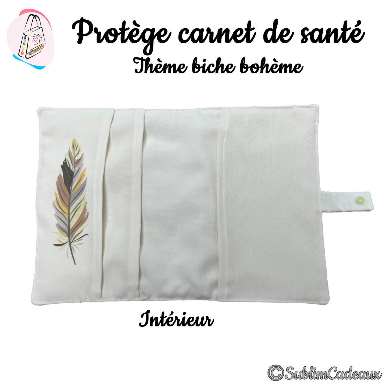 Protège carnet de santé en tissu écru ouvert sur ses pochettes, orné d'une plume imprimée aux tons dorés et gris