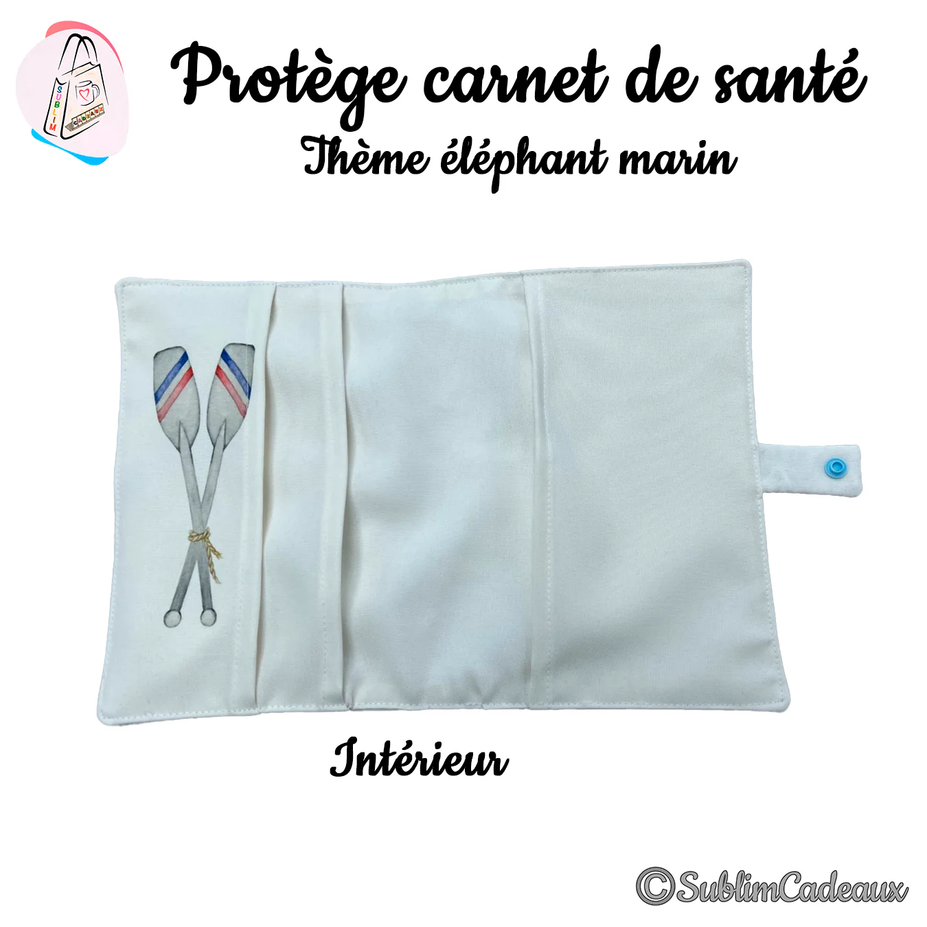 Protège carnet de santé en tissu écru ouvert, décor imprimé de deux avirons croisés gris à liserés bleu et rouge