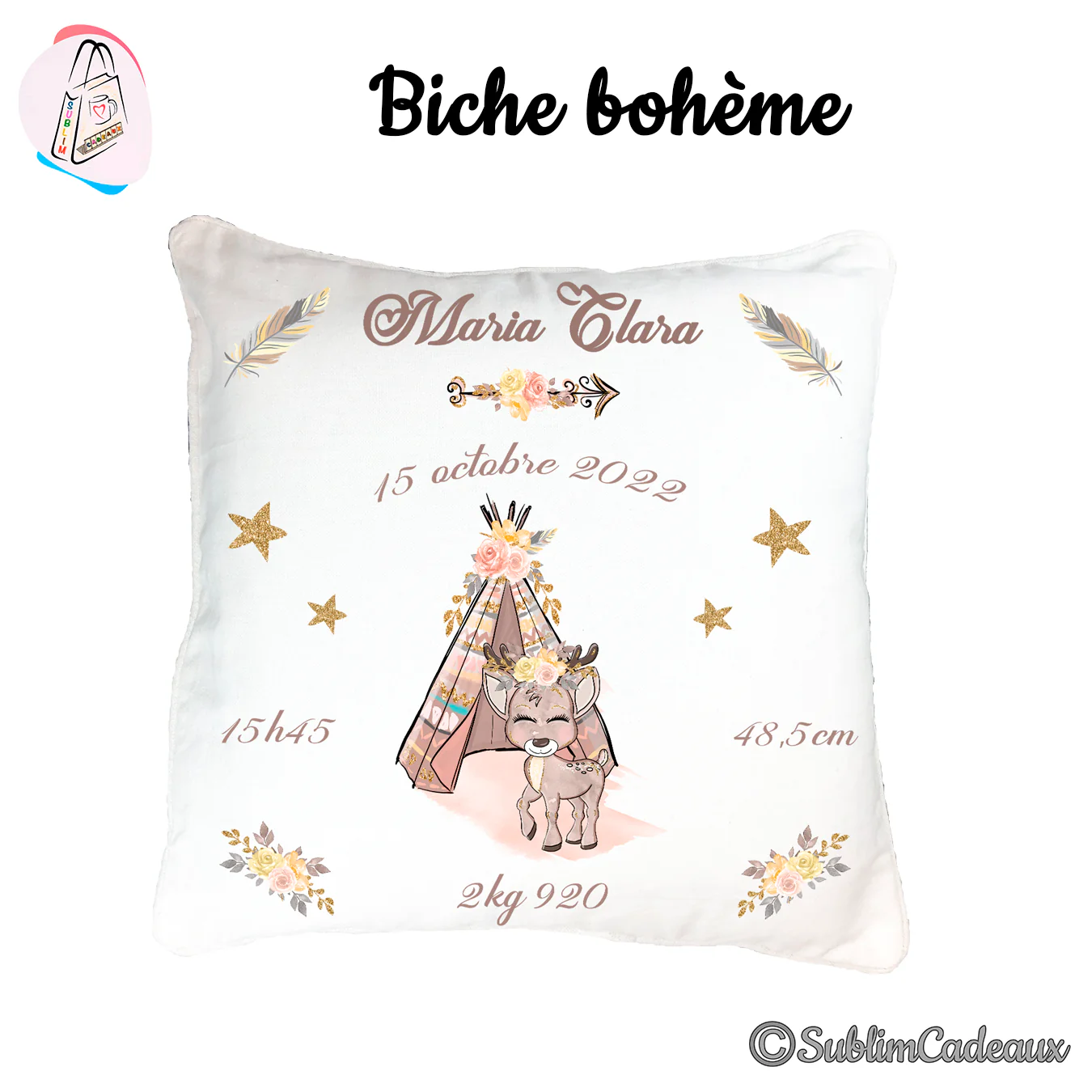 Coussin de naissance blanc imprimé d'un faon sous un tipi bohème fleuri, prénom et détails de naissance, étoiles dorées