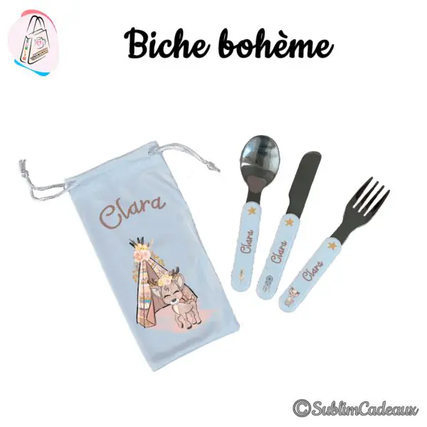 Couverts enfant et pochette bleu clair imprimés d'un faon bohème fleuri, plumes et prénom Clara