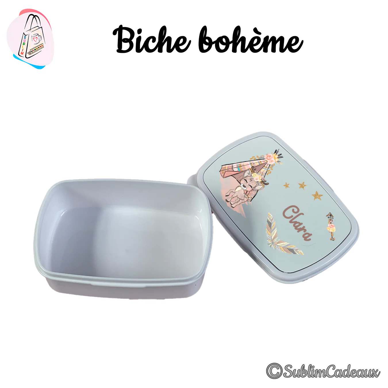 Boîte à goûter ouverte montrant le couvercle imprimé d'un faon bohème fleuri et le prénom Clara