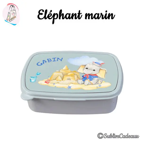 Boîte à goûter grise imprimée d'un éléphanteau matelot construisant un château de sable et du prénom Gabin