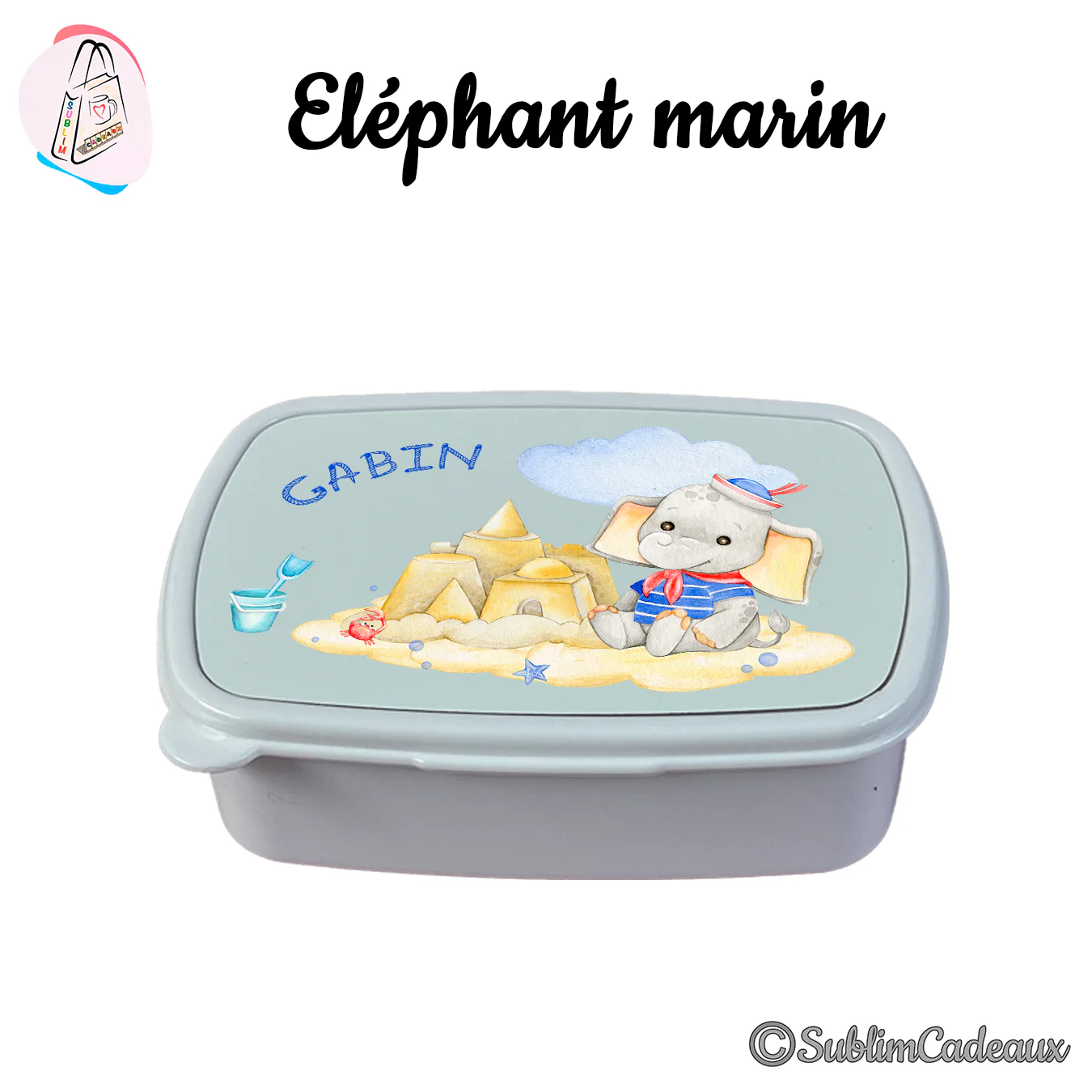 Boîte à goûter grise imprimée d'un éléphanteau matelot construisant un château de sable et du prénom Gabin