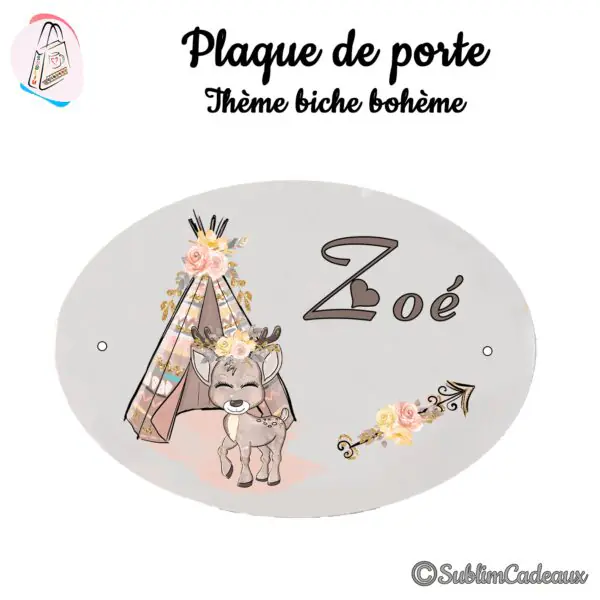 Plaque de porte ovale imprimée d'un faon à couronne de fleurs devant un tipi bohème, décor beige et doré
