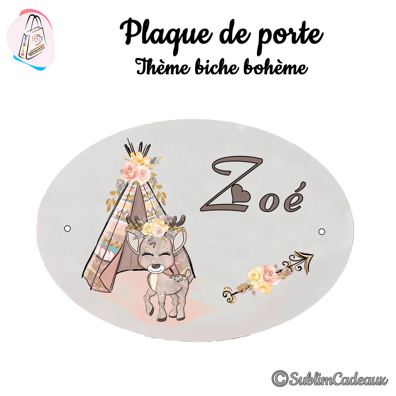 Plaque de porte ovale imprimée d'un faon à couronne de fleurs devant un tipi bohème, décor beige et doré