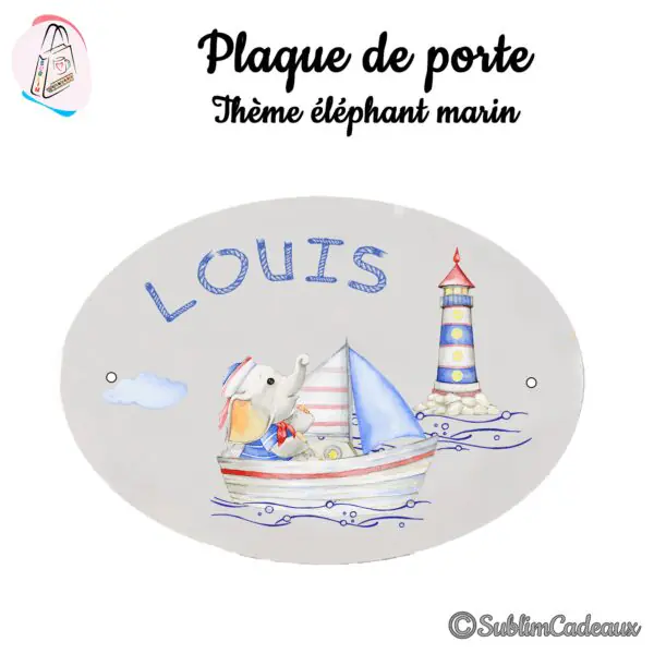 Plaque de porte ovale imprimée d'un éléphanteau marin sur un voilier près d'un phare, décor bleu et rouge