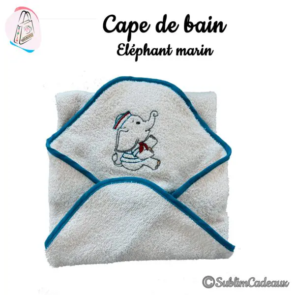 Cape de bain en éponge écrue à capuche bordée de bleu canard, éléphanteau marin brodé