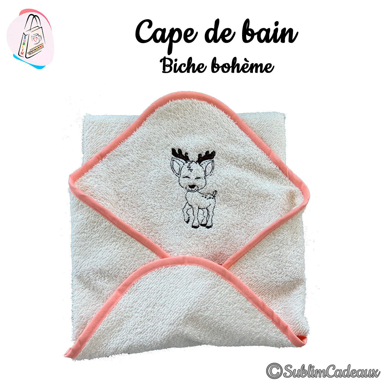 Cape de bain en éponge écrue à capuche bordée de rose corail, petit faon brodé