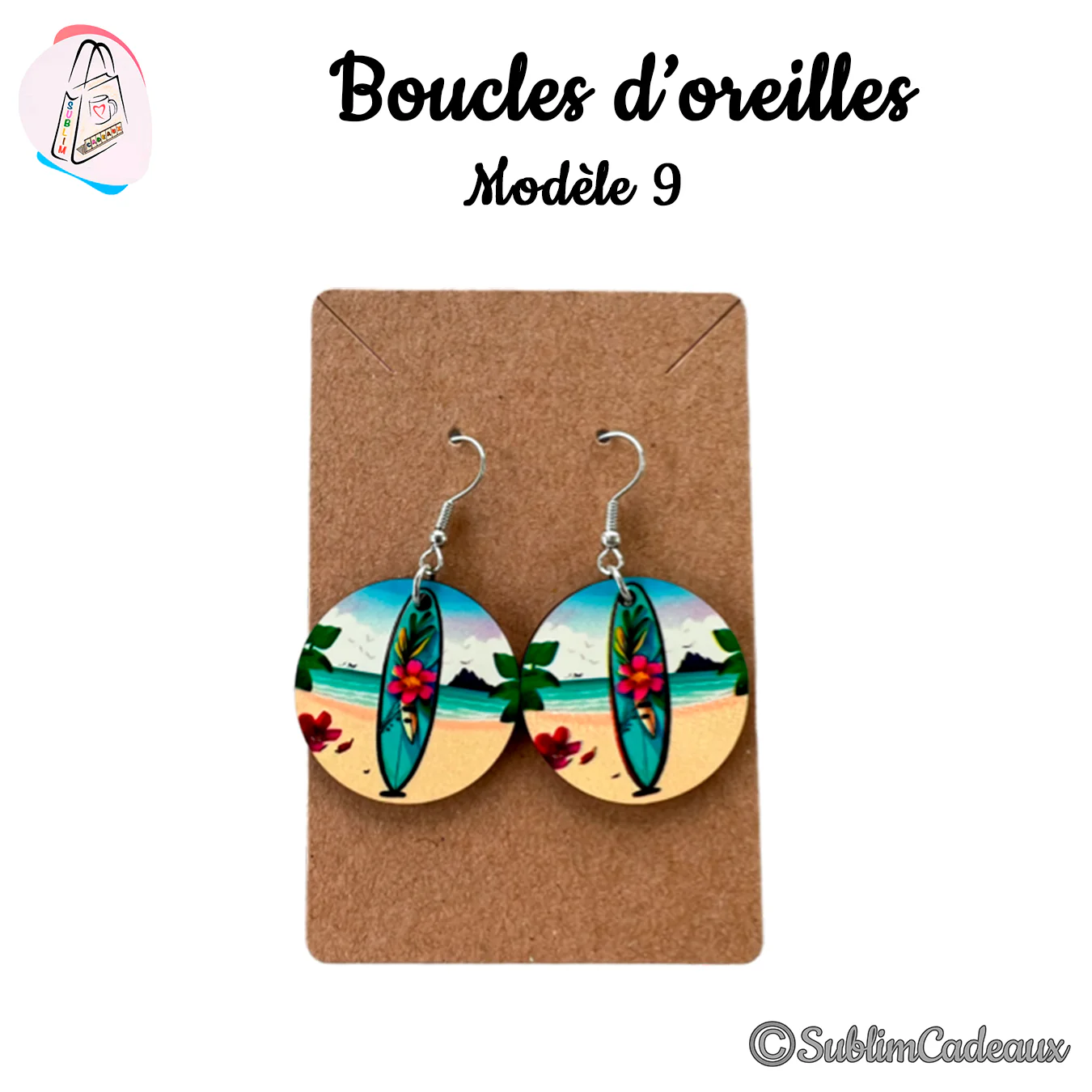 Boucles d'oreilles rondes, paysage de plage tropicale avec planche de surf et fleur d'hibiscus imprimé