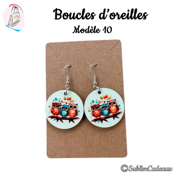 Boucles d'oreilles rondes ornées de trois hiboux colorés sur une branche, motif aquarelle imprimé