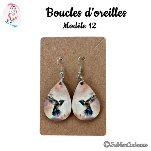 Boucles d'oreilles goutte, colibri multicolore en vol imprimé sur fond crème, crochets argentés