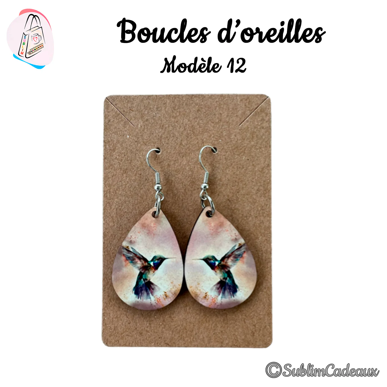 Boucles d'oreilles goutte, colibri multicolore en vol imprimé sur fond crème, crochets argentés