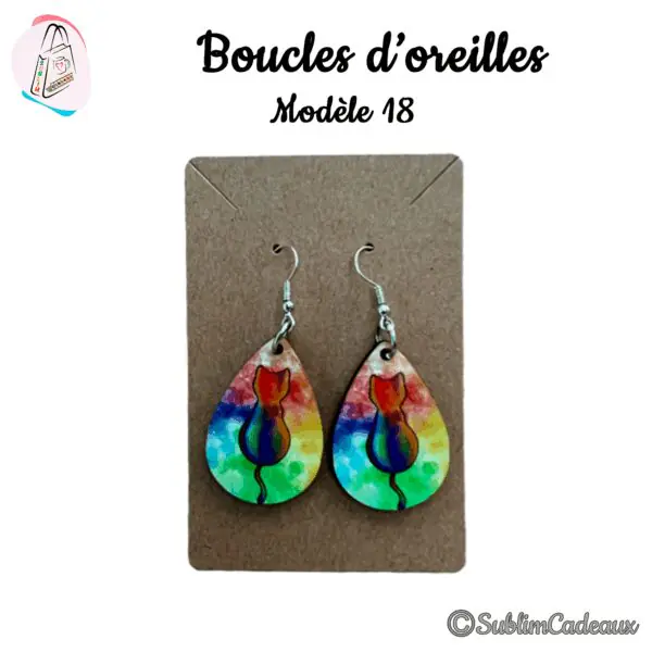Boucles d'oreilles en goutte imprimées d'une silhouette de chat de dos sur fond arc-en-ciel
