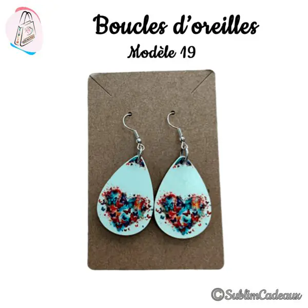 Boucles d'oreilles en goutte imprimées d'un cœur de papillons multicolores sur fond bleu pâle