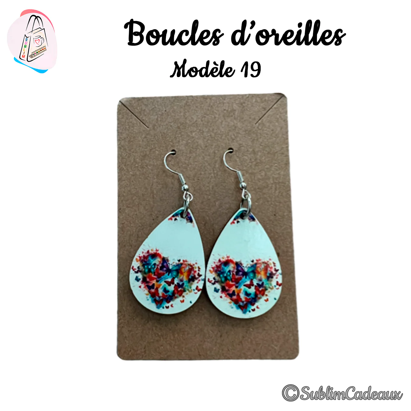 Boucles d'oreilles en goutte imprimées d'un cœur de papillons multicolores sur fond bleu pâle