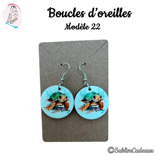 Boucles d'oreilles rondes imprimées d'une tortue de mer aux couleurs aquarelle sur fond bleu clair