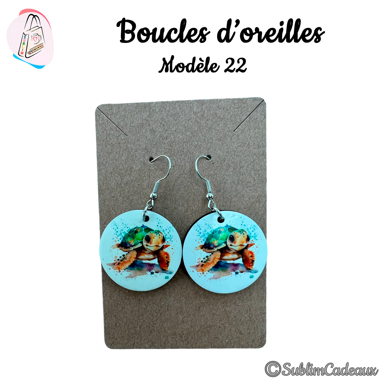 Boucles d'oreilles rondes imprimées d'une tortue de mer aux couleurs aquarelle sur fond bleu clair