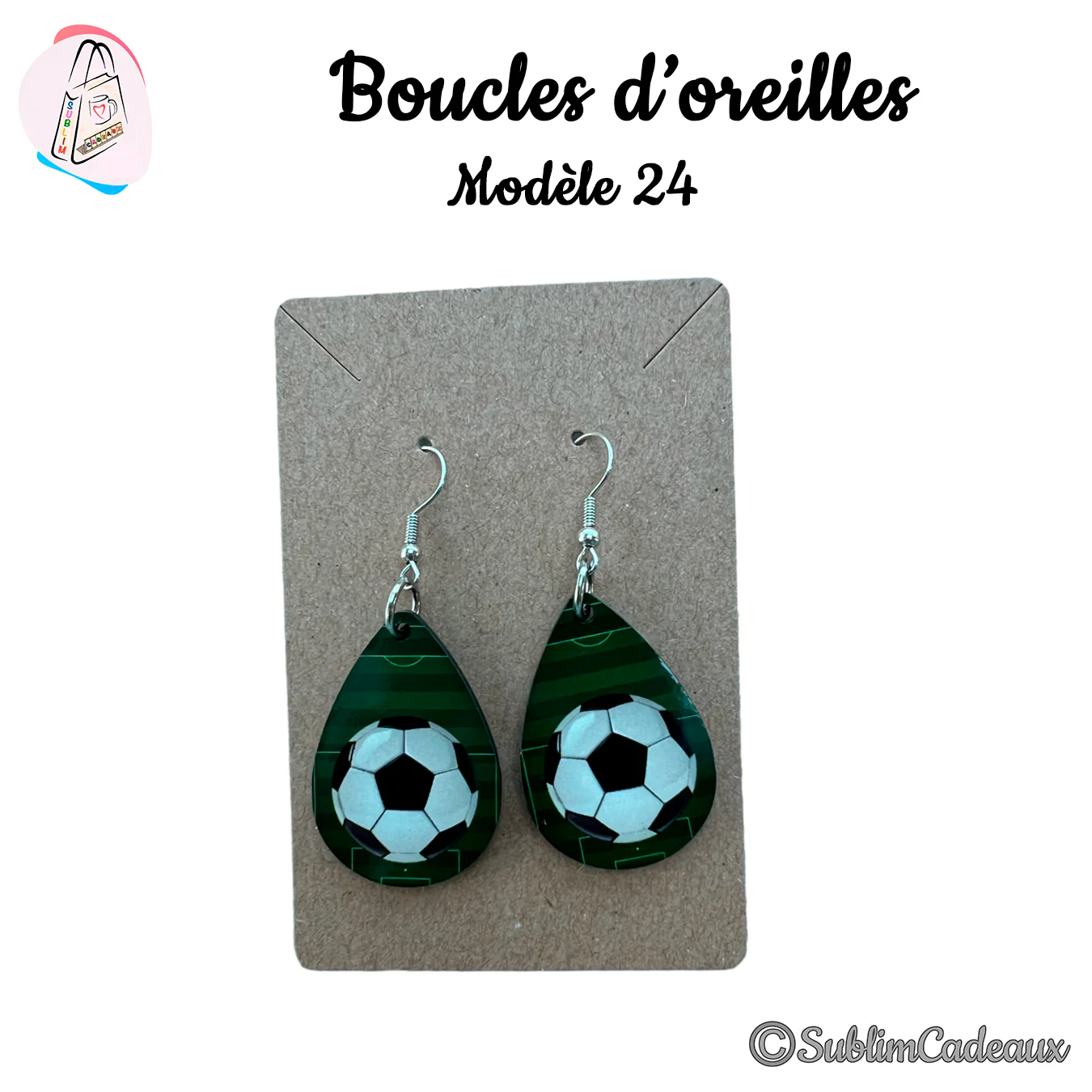 Boucles d'oreilles en goutte imprimées d'un ballon de football noir et blanc sur un terrain vert