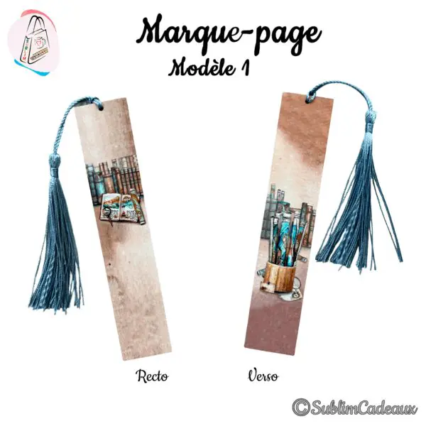 Marque-page imprimé recto verso d'une bibliothèque de vieux livres et d'un pot à crayons, pompon bleu