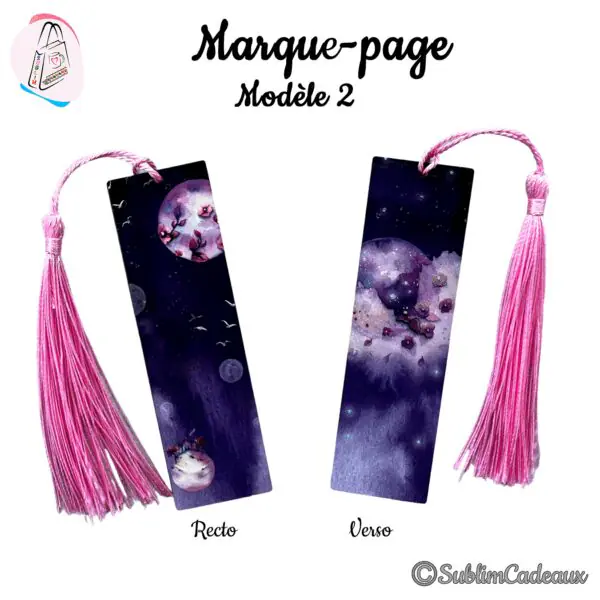 Marque-page imprimé recto verso d'un ciel nocturne violet avec lune fleurie et oiseaux, pompon rose