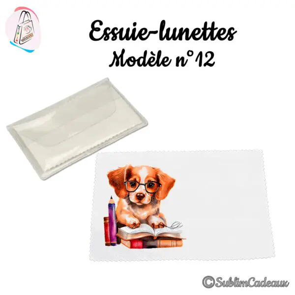 Essuie-lunettes blanc imprimé d'un chiot roux et blanc à lunettes penché sur un livre ouvert, avec pochette