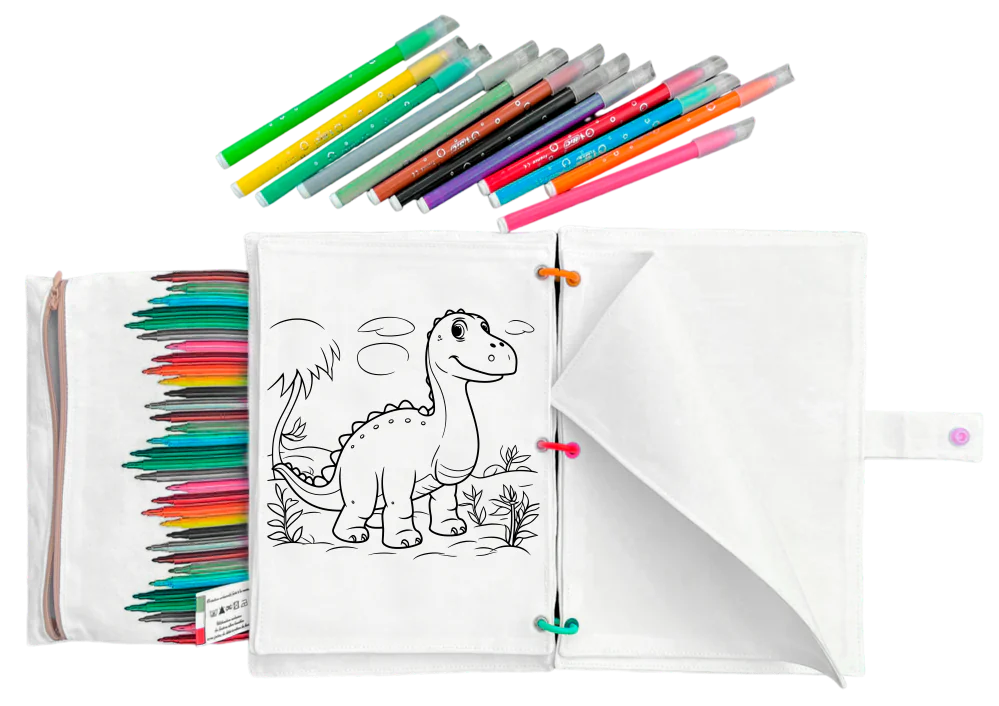 Cahier de coloriage lavable en tissu ouvert sur un dinosaure à colorier, accompagné d'un jeu de feutres et sa trousse