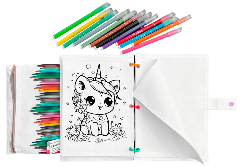 Livre de coloriage lavable en tissu, page à colorier illustrant un chat licorne kawaii, feutres multicolores et pochette
