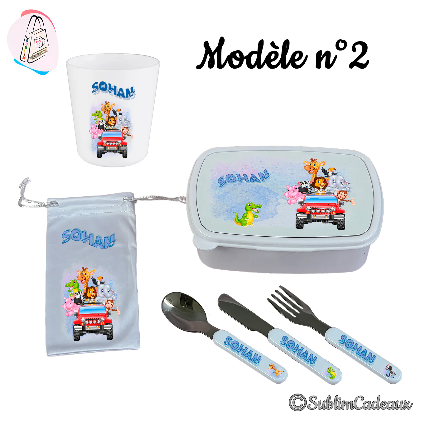Ensemble repas enfant : gobelet, boîte, pochette et couverts imprimés d'animaux de la savane dans un 4x4 rouge, prénom en bleu