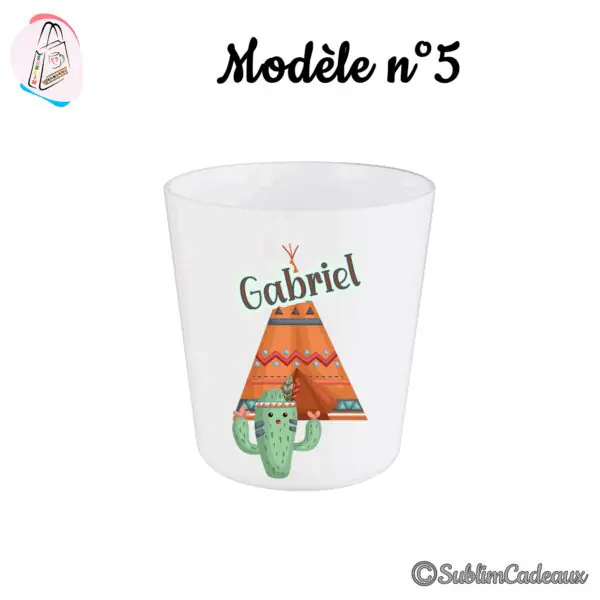 Gobelet en plastique translucide imprimé d'un tipi orange et d'un cactus coiffé d'une plume, prénom en gris