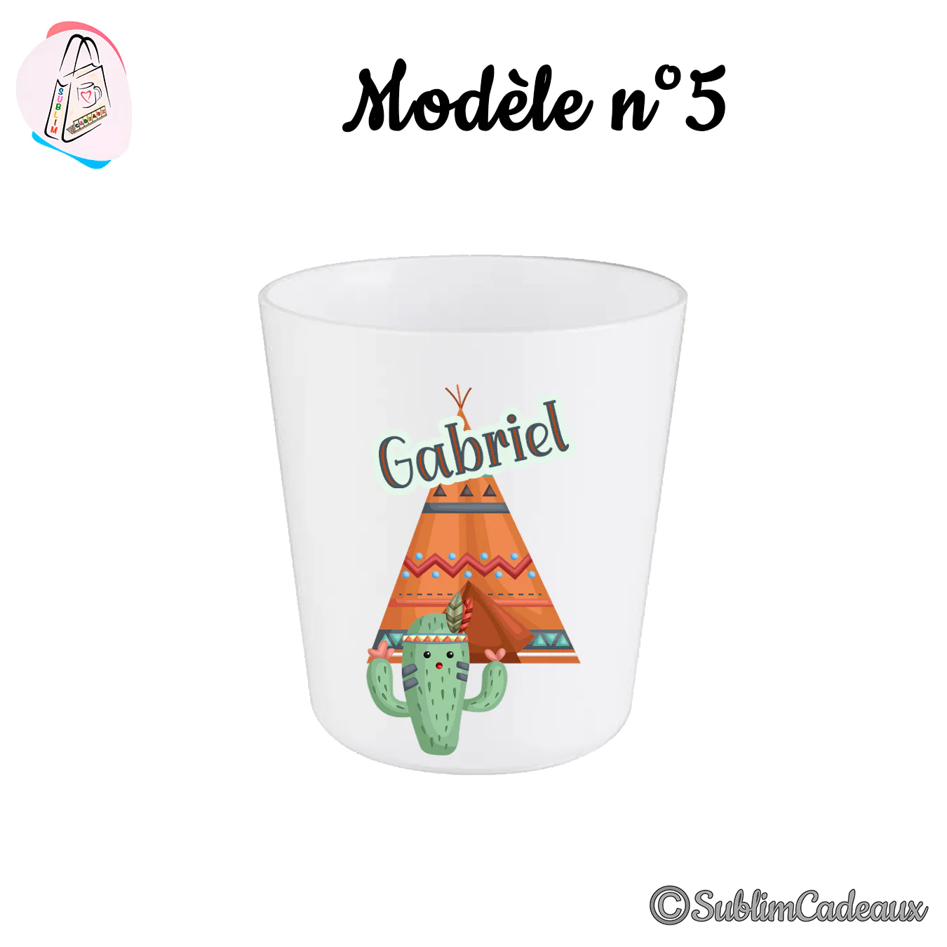 Gobelet en plastique translucide imprime d'un tipi et d'un cactus coiffe d'une plume, avec le prenom Gabriel en gris