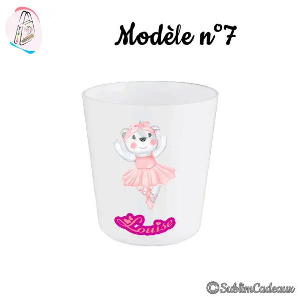 Gobelet en plastique translucide imprimé d'un ourson ballerine en tutu et nœud roses, prénom en rose