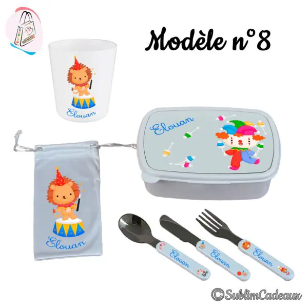 Ensemble repas enfant : gobelet, boîte, pochette et couverts imprimés d'un lionceau de cirque et d'un clown jongleur, prénom bleu