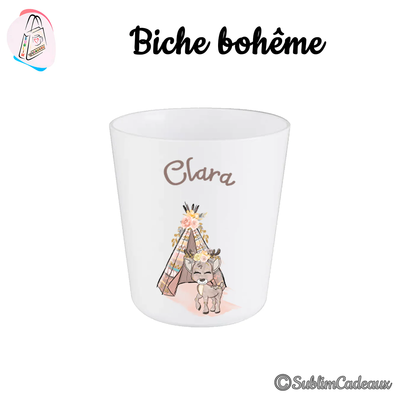 Gobelet en plastique translucide imprimé d'un faon à couronne de fleurs devant un tipi bohème, prénom en beige