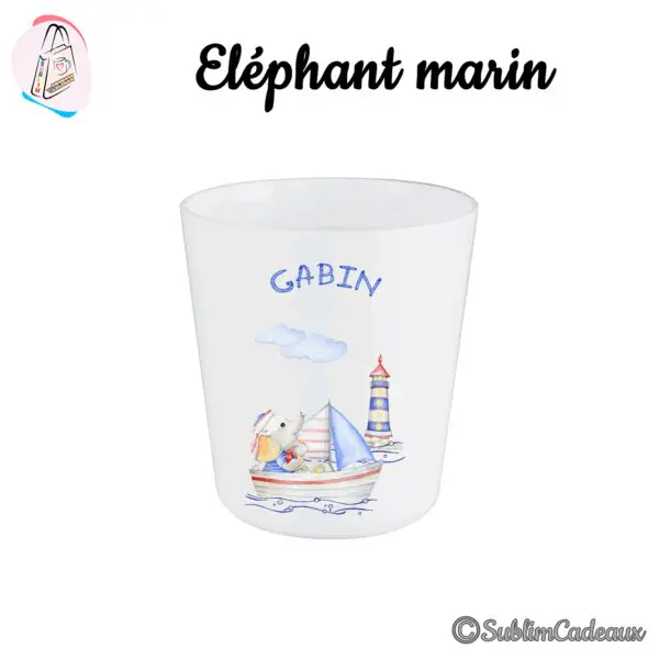 Gobelet en plastique translucide imprimé d'un éléphant matelot en voilier près d'un phare, prénom en bleu