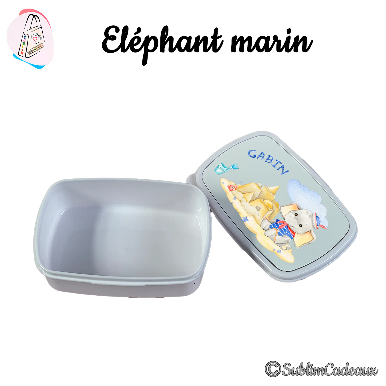 Boîte à goûter enfant ouverte, base grise et couvercle imprimé d'un éléphanteau marin et d'un château de sable, prénom Gabin