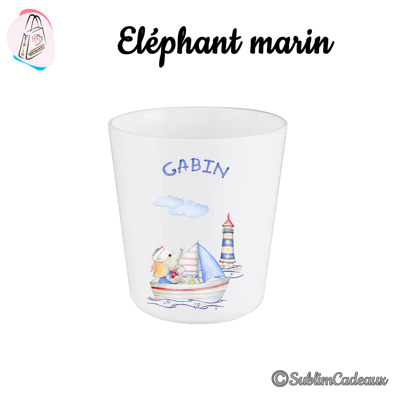 Gobelet enfant en plastique blanc imprimé d'un éléphanteau marin en barque à voile près d'un phare, prénom Gabin