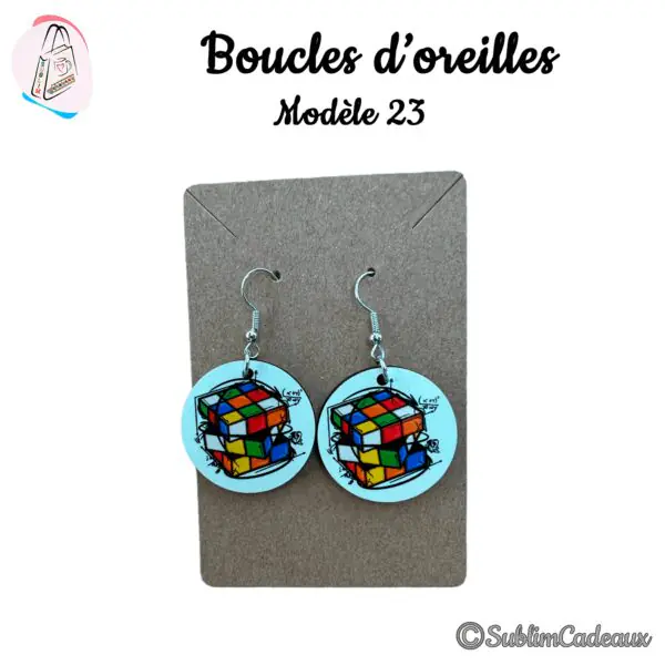 Boucles d'oreilles rondes imprimées d'un Rubik's cube coloré façon croquis sur fond bleu clair