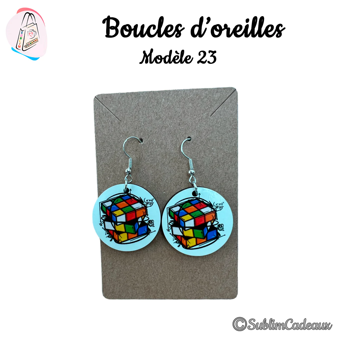 Boucles d'oreilles rondes imprimées d'un Rubik's cube coloré façon croquis sur fond bleu clair