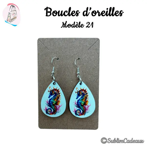 Boucles d'oreilles en goutte imprimées d'un hippocampe multicolore sur fond bleu clair