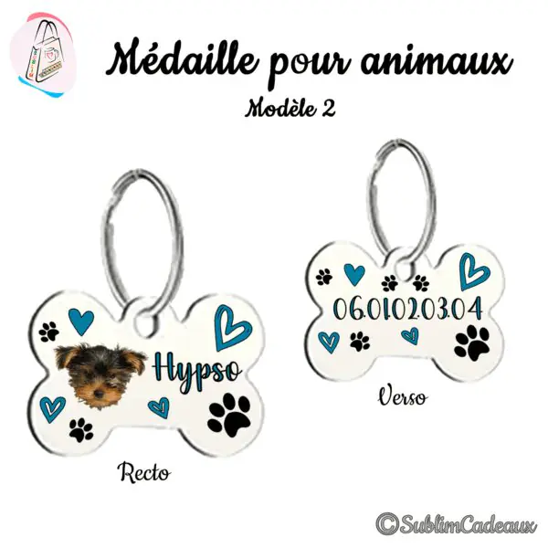 Médaille pour animaux en forme d'os, recto avec photo d'un chiot yorkshire et un nom, verso avec un numéro, cœurs et pattes