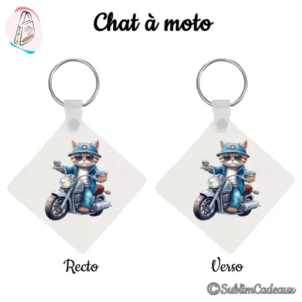 Porte-clés carré imprimé d'un chat en bob et veste en jean, lunettes rondes, chevauchant une moto grise