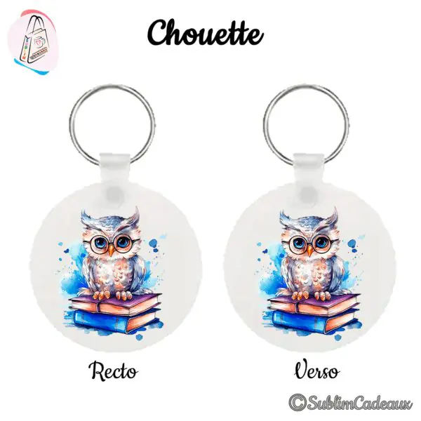 Porte-clés rond imprimé d'une chouette à lunettes perchée sur des livres colorés, aquarelle bleutée